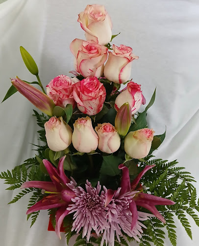 MI BELLO LIRIO BOUQUETS AND ARRANGEMENTS