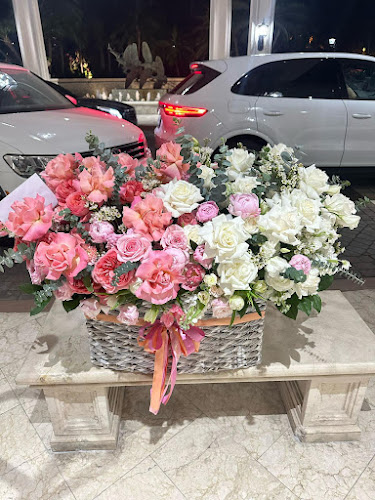 Fashion Flowers and balloons boutique