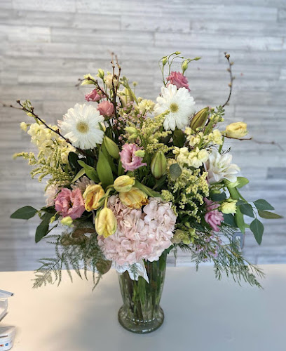 Madelaine Signature Flowers